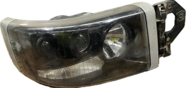 faro_derecho_7482588688_renault_trucks_trucks_premium_2_distribution_280_18_d_2005_1008571