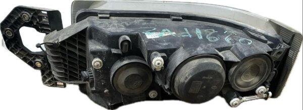 faro_derecho_7482588688_renault_trucks_trucks_premium_2_distribution_280_18_d_2005_1008571
