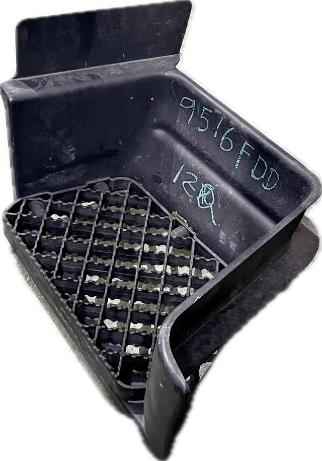 ESTRIBO IZQUIERDO IVECO EUROCARGO 150 E 24 TECTOR 150 E 25 TECTOR – 1007081 - 504055011