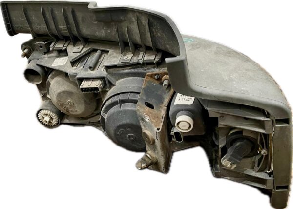 faro_derecho_5010468977_renault_trucks_premium_distribution_270_18_1007884